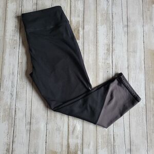 Fabletics Black & Gray Capri Length Leggings Size Medium